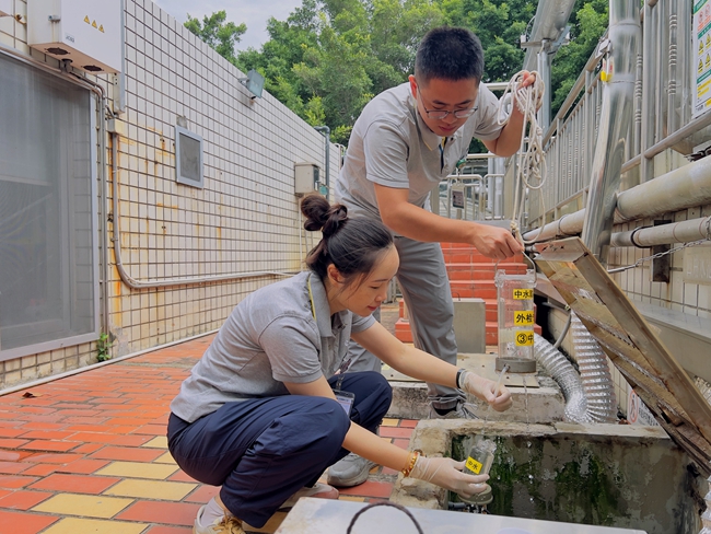 工作人员在污水站检测中水再处理情况