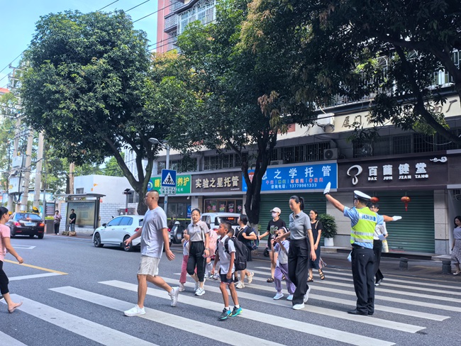 廈門交警維護校園周邊交通