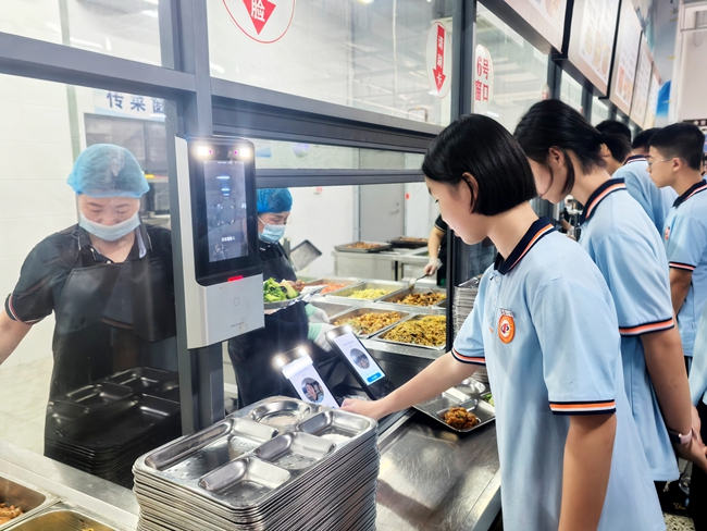 新学期开学首日，福建省福清第一中学学生在餐厅使用建行“智慧食堂”的刷脸支付有序就餐。建设银行福建省分行供图