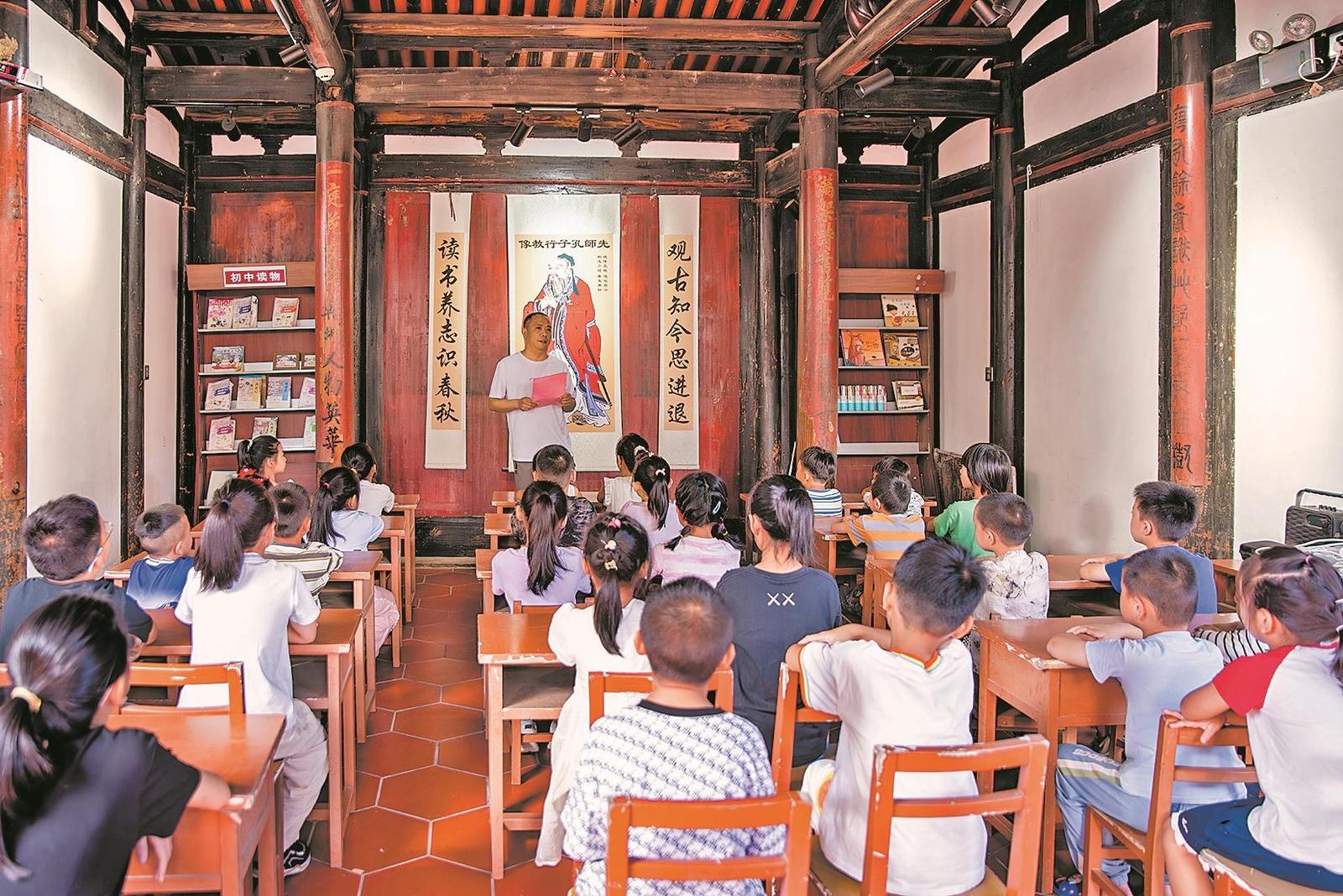 學生在碧溪書院內齊誦《弟子規》選段。林劍華攝
