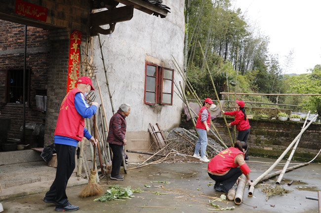 泮洋乡党员志愿者、杜鹃花志愿者前往后路村为独居老人打扫庭院。陈璐摄