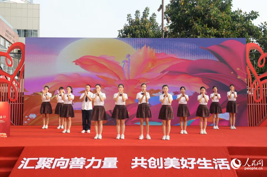 開場表演《送你一朵小紅花》。人民網記者 陳博攝