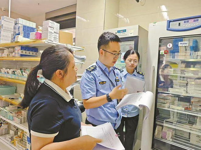 市場監管人員對藥品零售企業進行檢查。