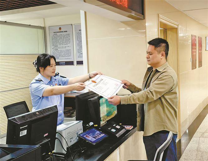 市場監管部門發出全市首張准營承諾即入醫療器械經營許可証。