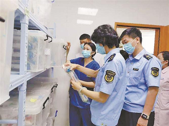 市場監管人員對醫療機構醫療器械管理情況進行檢查。