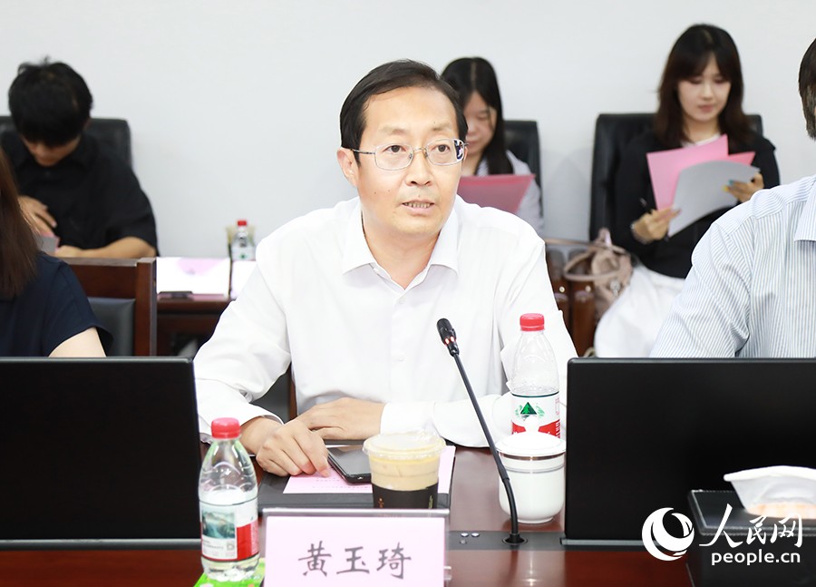 人民网党建研究专员黄玉琦。