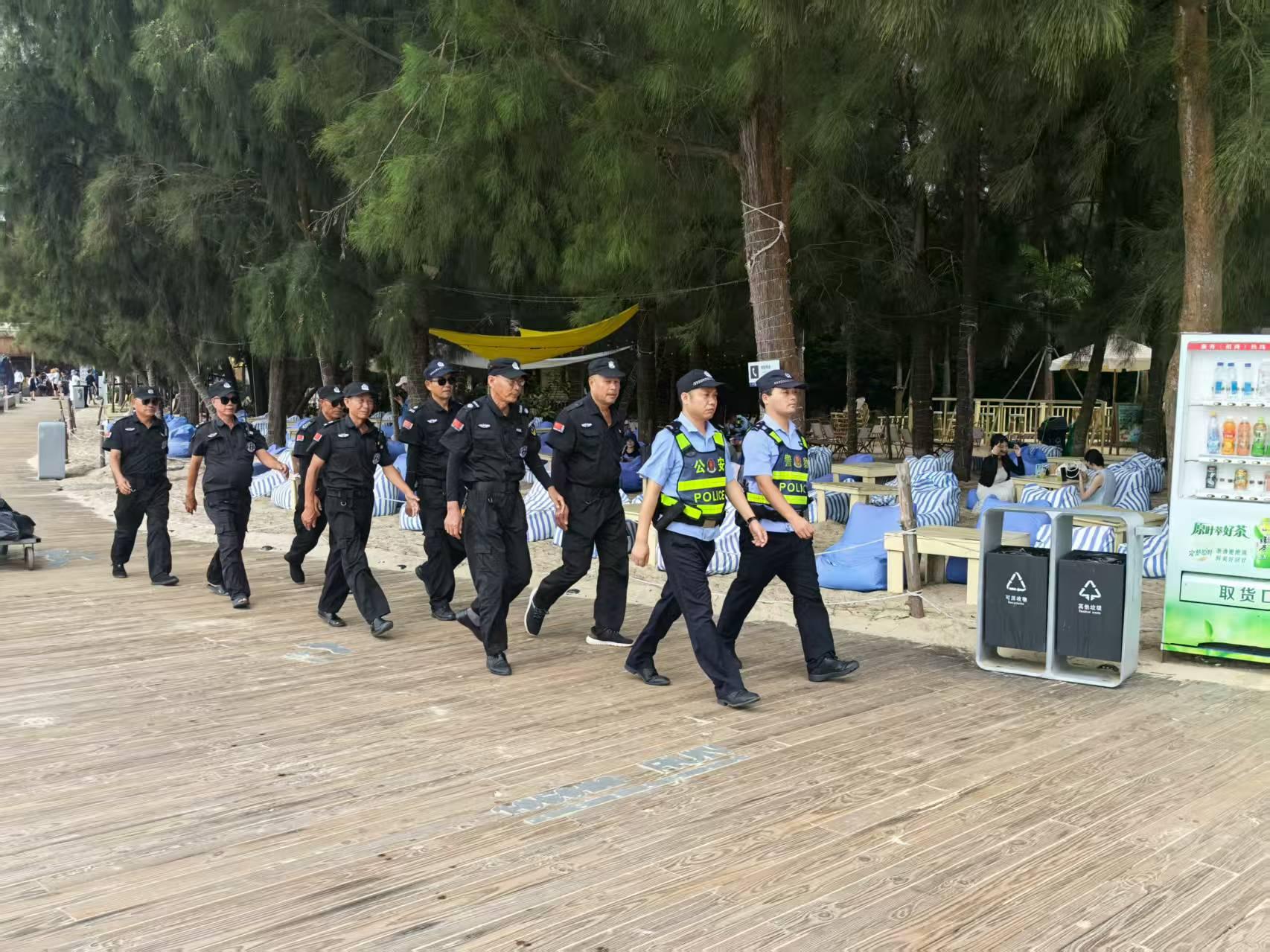民警和保安在景區巡邏。