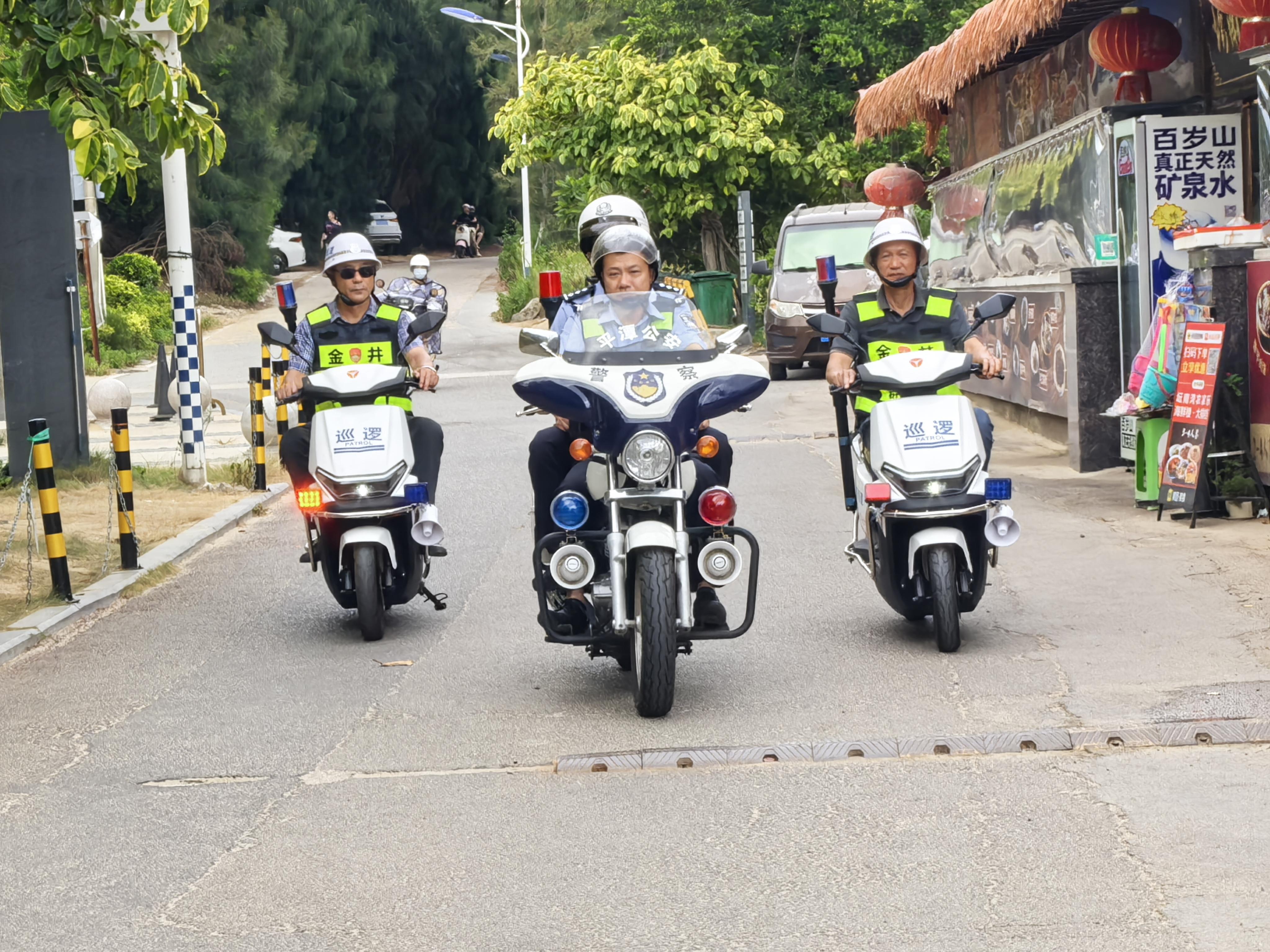 警村聯動，民警和村民開展車巡。