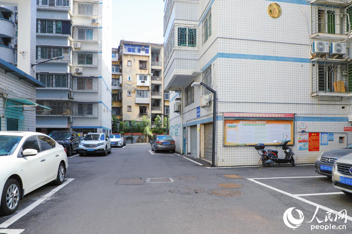 环境改造后的利嘉城社区，道路整洁，停车有序。人民网 李唯一摄