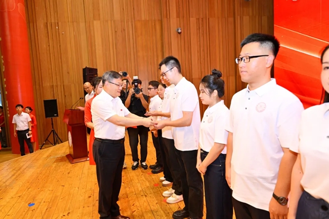 为新教职工代表颁授校徽