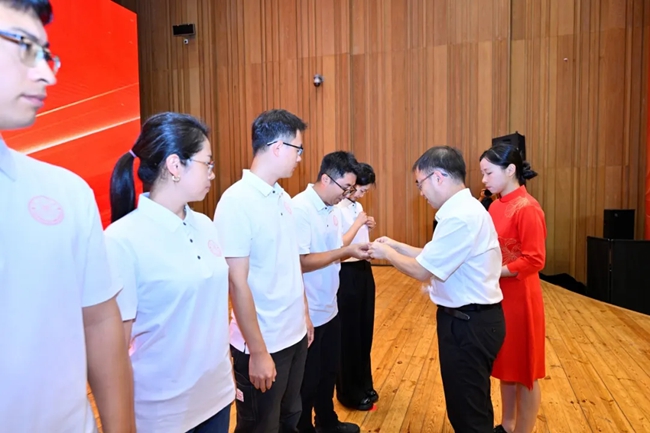 为新教职工代表颁授校徽