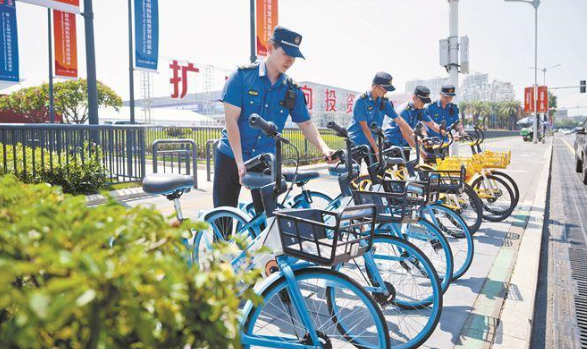 城管执法人员管理主会场周边的共享单车停放点。