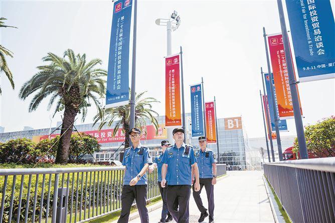 城管执法人员在主会场周边巡查。