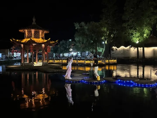游客在鲤鱼溪夜景中沉浸式“旅拍”