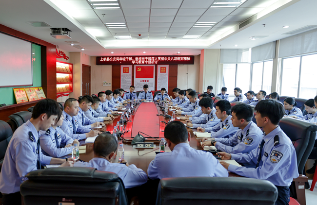 为新警召开岗前座谈会。李建福摄