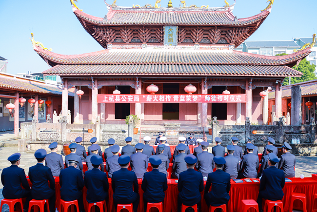 举行师徒结对仪式。阙淑萍摄