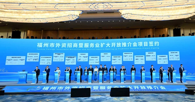 现场签约。张人峰摄