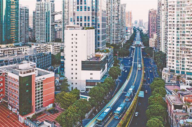 厦门BRT不仅实现了路权的完全专用，还通过智慧调度，让市民乘客出行更便捷高效。图为BRT厦禾路段。（本报记者 林铭鸿 摄）