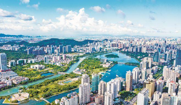 我市创新生态环境分区管控体系，为高质量发展“明底线、划边框”。图为筼筜湖美景。