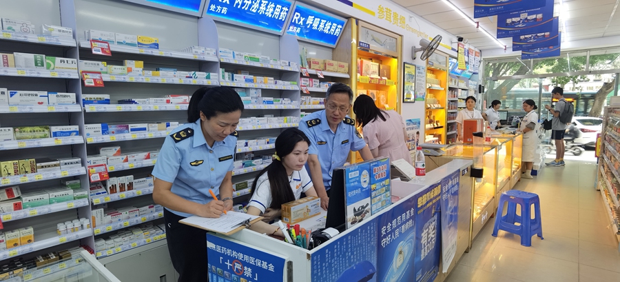 全覆盖检查重点药械。湖里市场监管局供图
