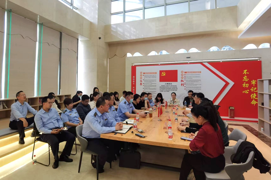 “每月一题”常态化培训，30余名药品监管骨干围绕疑难案例展开头脑风暴。湖里市场监管局供图