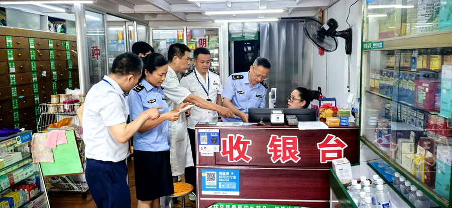 多部门联合开展药品零售环节“清源”行动暨医保基金专项治理检查。湖里市场监管局供图