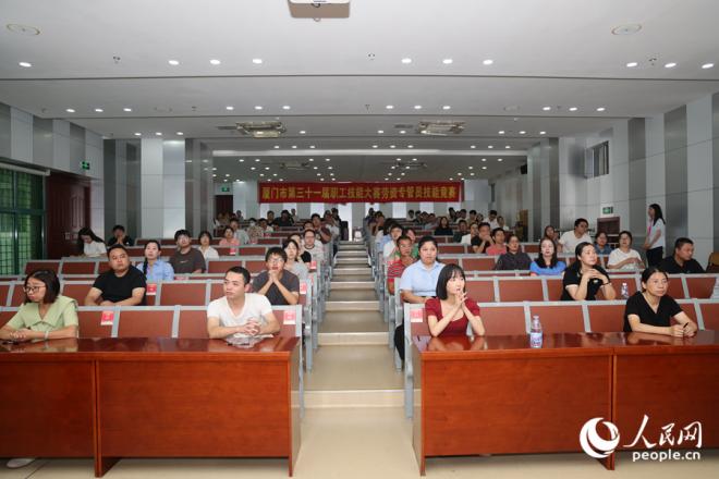 选手们赛前聆听比赛规则。人民网记者 陈博摄