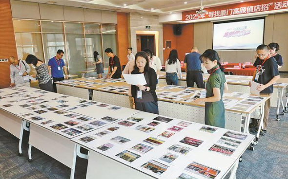 评委组对进入复评的400个店招进行五轮“车轮战”式认真评选。厦门海峡视界传媒有限公司供图