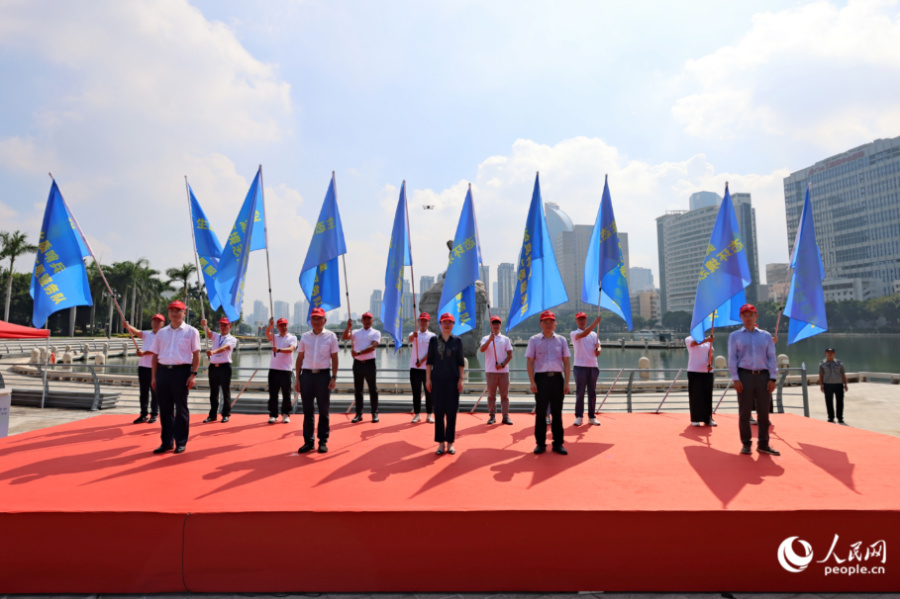 授旗仪式现场。人民网记者 陈博摄