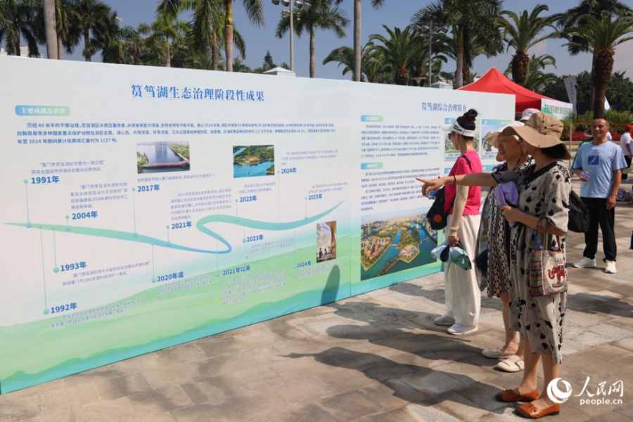 现场设置的展板引得不少市民驻足。人民网记者 陈博摄