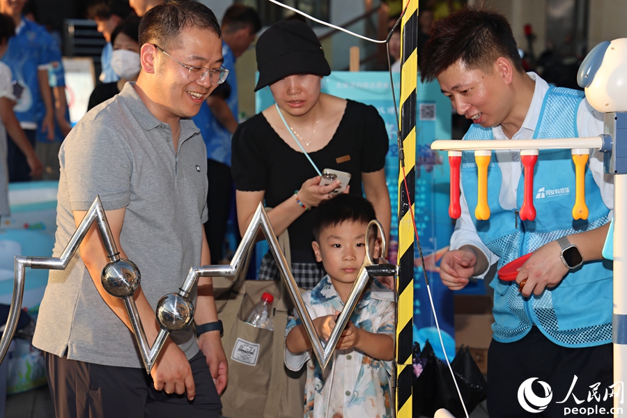 工作人员现场开展科学普及。人民网记者 陈博摄