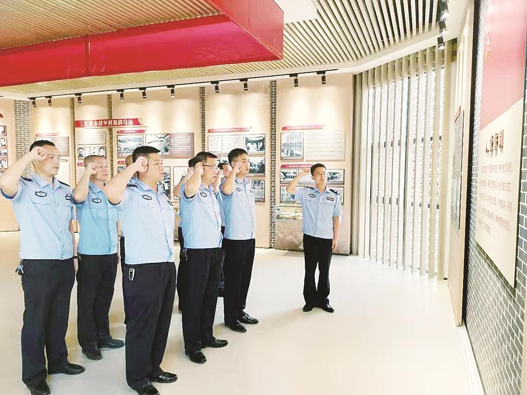 云霄党员干部到闽南游击队之家重温入党誓词。和平乡供图