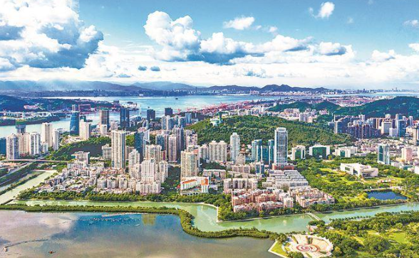 我市不斷創新資源要素保障機制，推動城市高質量發展。圖為美麗的筼筜湖城市景觀。