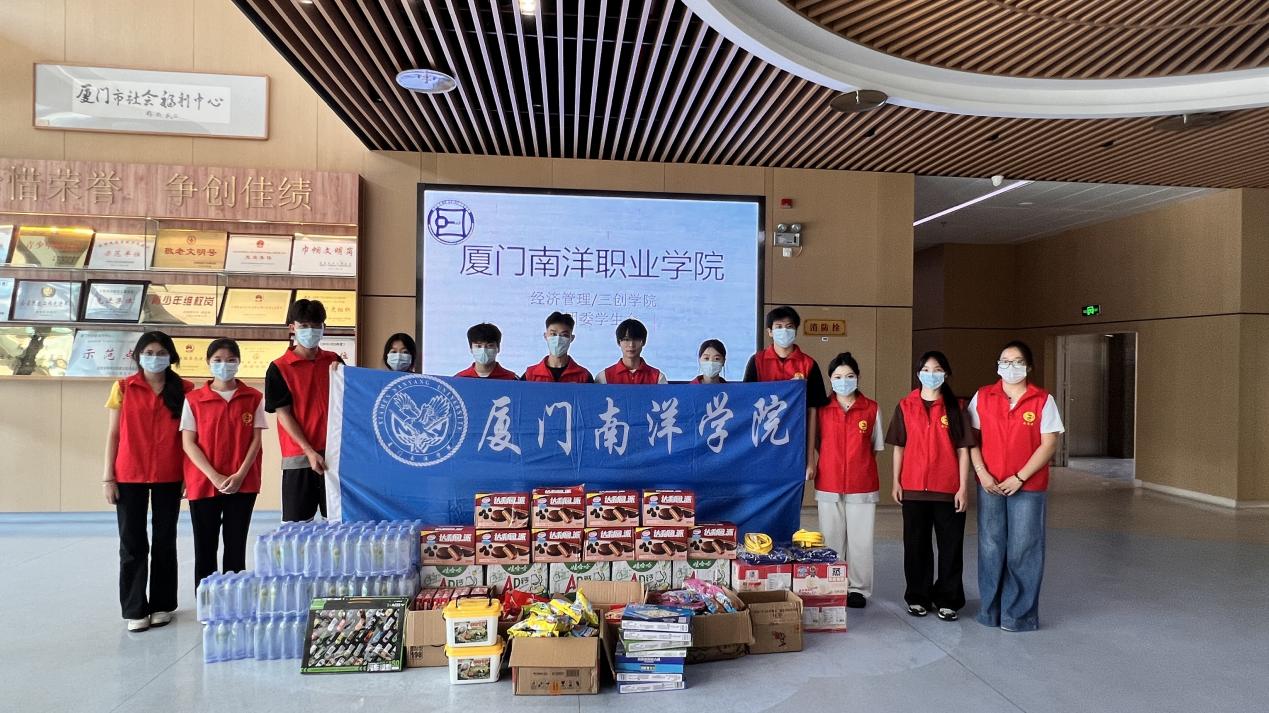 实践队队员们走访社会福利院。