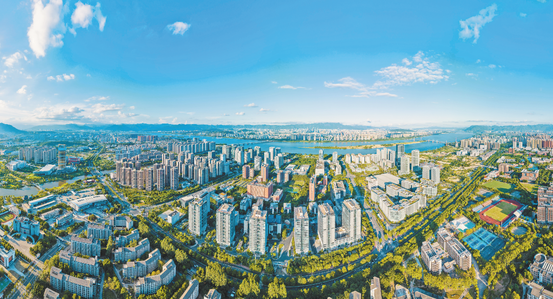 從高空俯瞰福州高新區，道路縱橫交錯，車輛川流不息。福州高新區新聞中心供圖