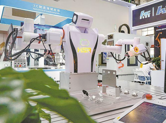 2025金磚國家新工業革命展覽會今日正式開幕。圖為展位上雙臂機器人正在靈活“揮舞”機械臂。記者 盧劍豪攝