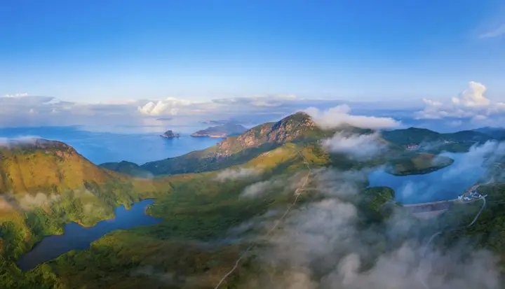 福鼎崳山島以山海湖草相依的絕美景致，盡顯海島生態野趣，是集觀光、露營、探險於一體的閩東旅游秘境。