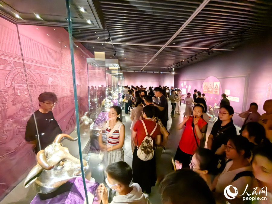 圆明园兽首展厅吸引许多市民游客前来观展。人民网 苏海森摄