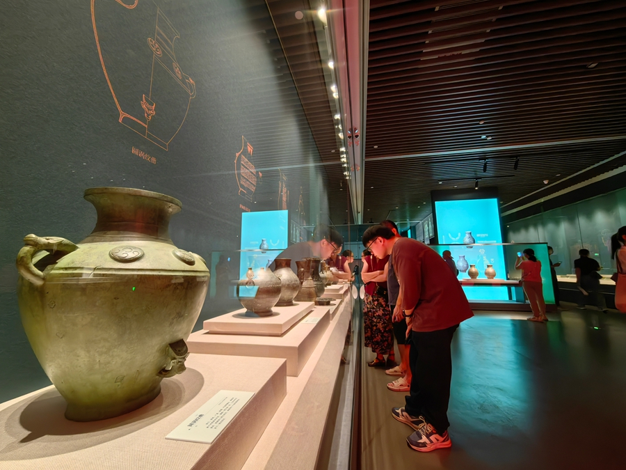 此次展览展出圆明园兽首、商周时期青铜器、北朝时期石刻佛像等海外回流珍贵文物。人民网 苏海森摄