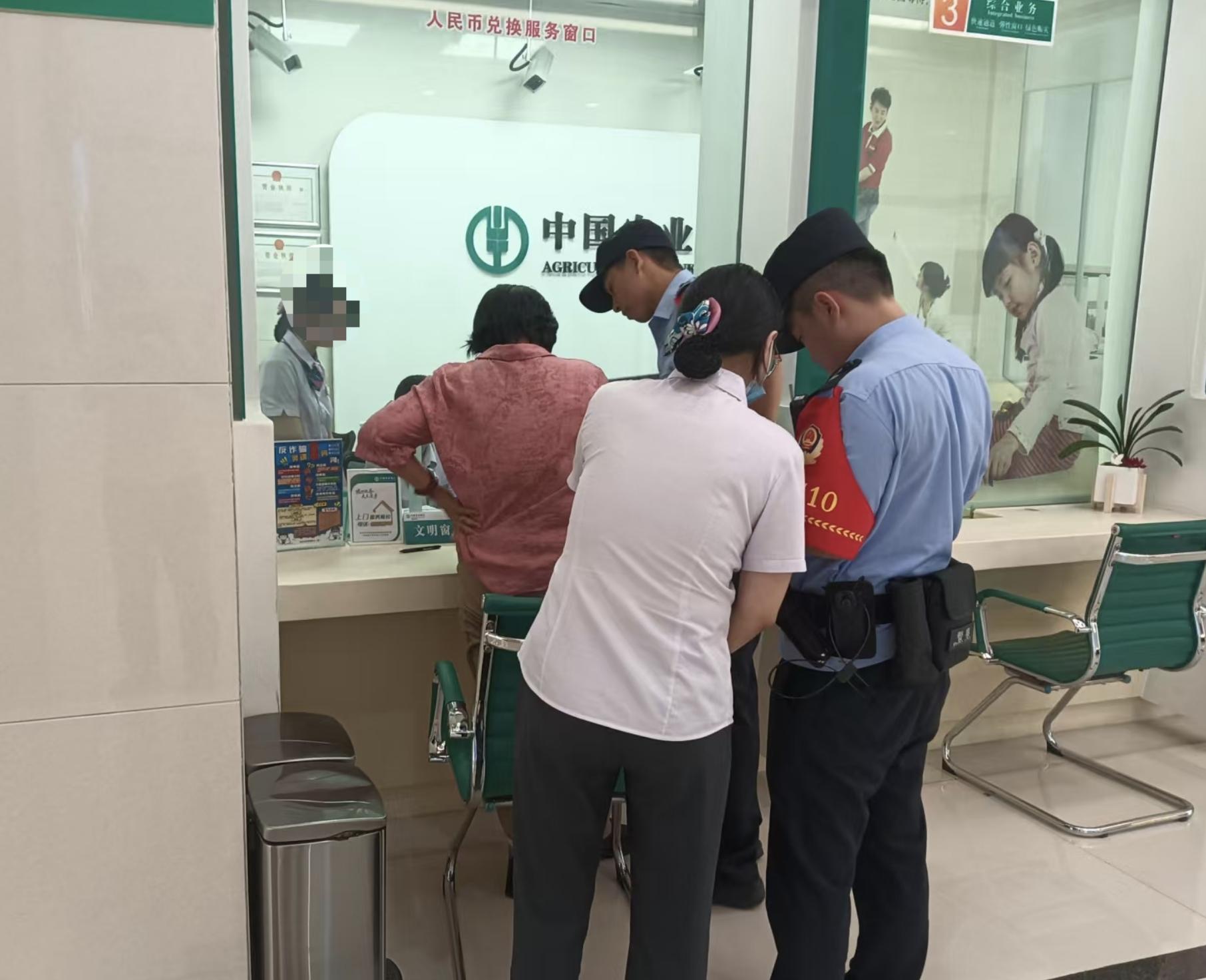 民警及時趕到現場，與銀行員工共同制止客戶繼續受騙。吳蓮芹攝