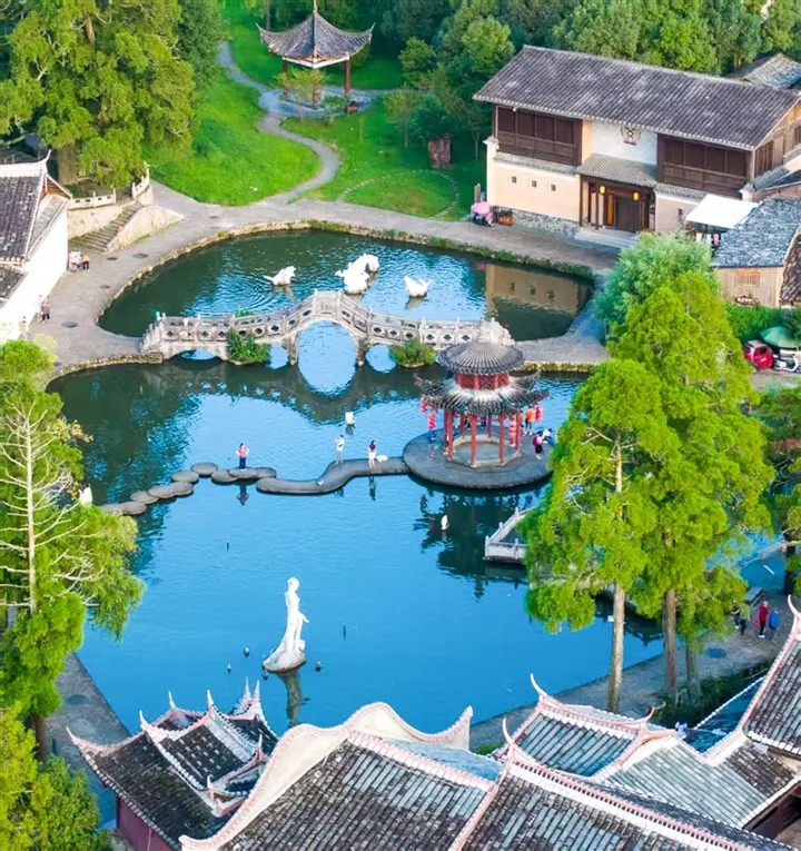 鯉魚溪景區，游客拍照留影，領略獨特人文景觀。