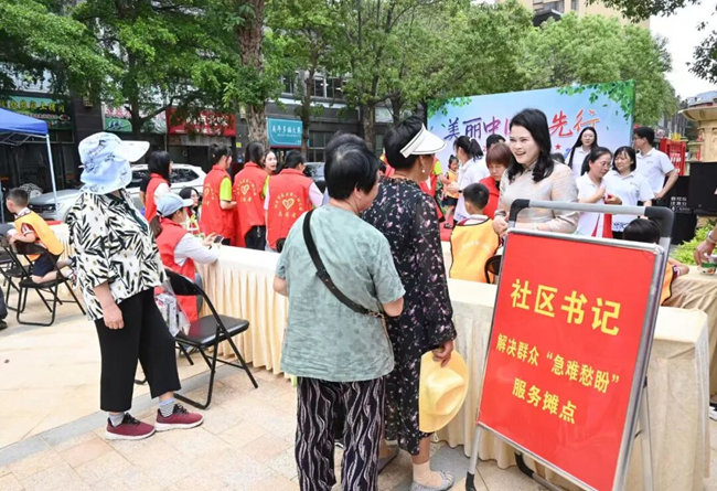 三福社區書記在解決群眾“急難愁盼”服務攤點接待群眾。龍山街道供圖