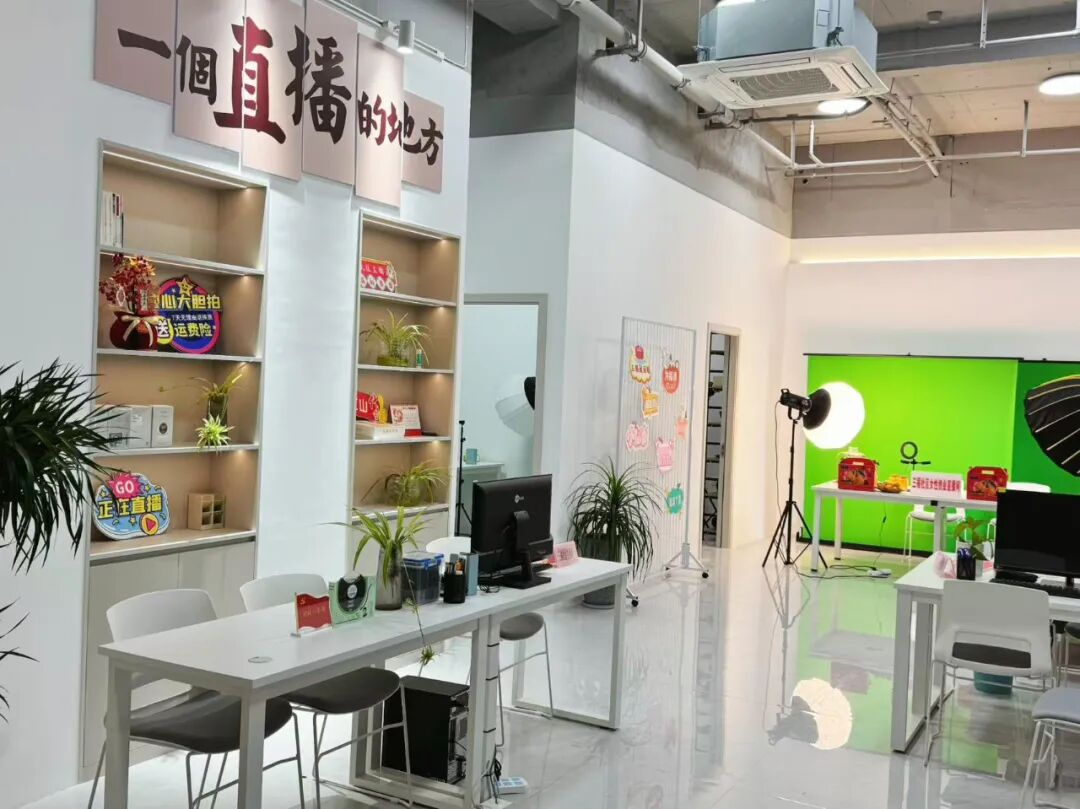 三福社區新媒體就業創業孵化服務中心。龍山街道供圖