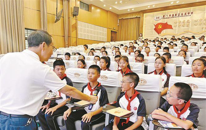 “鷺島銀領”宣講團成員羅文明為青少年講述華僑抗日女英雄李林的故事。 受訪者供圖