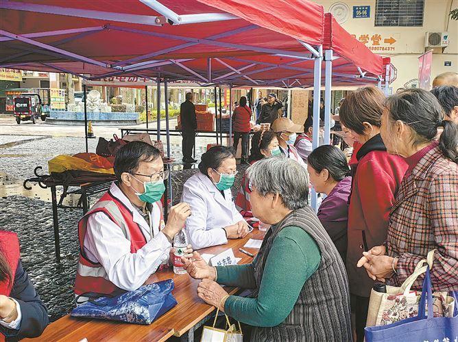 廈門大學附屬第一醫院老黨員天使志願服務隊開展健康義診志願服務。呂暖攝