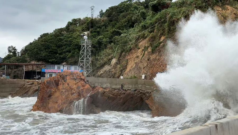 9月22日，台風“樺加沙”給寧德市霞浦縣長春鎮高羅村亭下溪碼頭帶來明顯風浪。福建海事局供圖