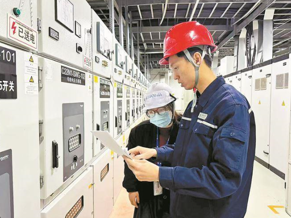 國網廈門供電公司為廈門天馬微電子有限公司創造更優質、更穩定的用電環境。國網廈門供電公司供圖