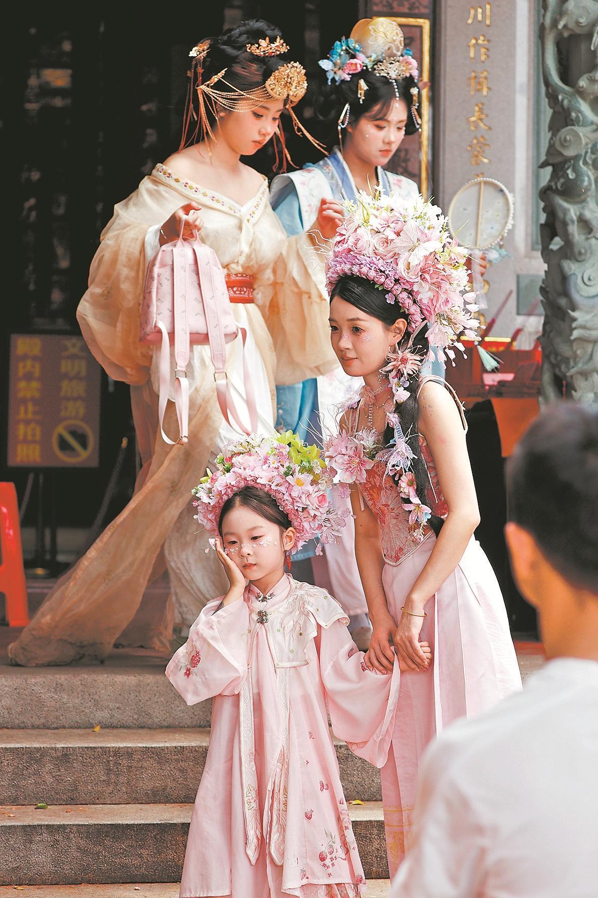 游客在泉拍攝簪花圍這一“頭上花園”的唯美瞬間。陳曉東攝