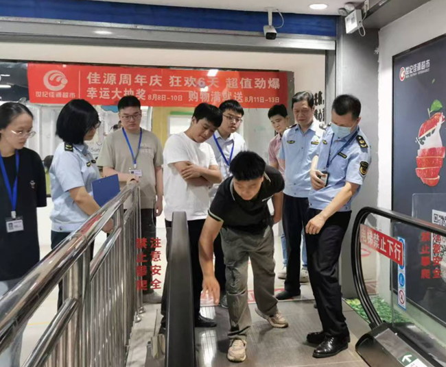 黨員骨干帶領青年干部到商超開展電梯日常巡查。福清市市場監管局供圖
