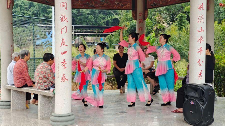 南靖縣和溪鎮雨林曲宣講隊向群眾宣傳黨的政策。南靖縣融媒體中心供圖